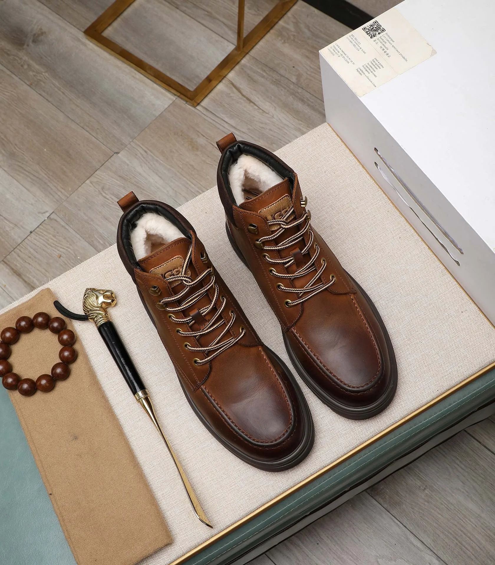 Men's men's shoes💰640 UGG (100% genuine wool lining, 10% off for fake ones) Please pay attention to the quality of the original order and compare the thickness of the wool🏮🏮Hot-selling UGG from Australia's warm luxury brand men's shoes, the official website is synchronized, Beckham men's style..., made of imported top-layer waxed cowhide, waxed toe cap, Australian real wool velvet lining Carefully sewn...Imported rubber Martin boots outsole (comfortable, soft and wear-resistant). I really like the quality..Exquisite workmanship. You can't put it down at first sight. Size 39-44